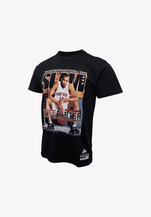 Schwarzes Baumwoll-T-Shirt mit einem grafischen Druck, der einen Basketballspieler zeigt. Das Design enthält Text und Akzente in Weiß und Orange.