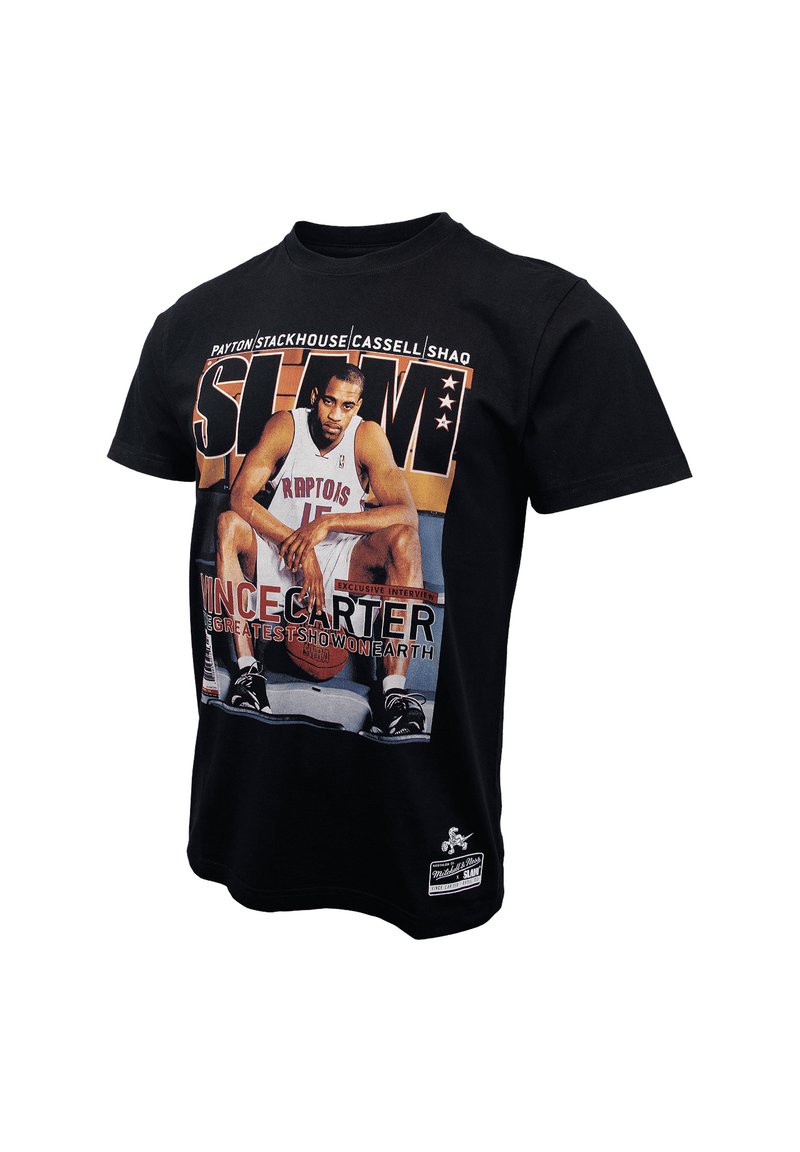 T-shirt in cotone nero con stampa grafica che raffigura un giocatore di basket. Il design include testo e dettagli in bianco e arancione.