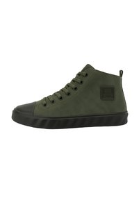 Baskets montantes en toile verte olive avec un capuchon et une semelle en caoutchouc noir. Présente un design à lacets et un accent logo rectangulaire.