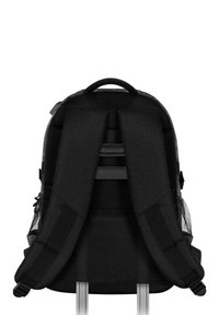 Mochila negra con correas ajustables y acolchadas, bolsillos laterales de malla y un asa en la parte superior. Presenta un diseño elegante y una tela duradera.