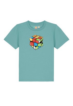 Türkises T-Shirt mit kurzen Ärmeln, das auf der Vorderseite ein pixeliertes Rubik's Cube-Motiv in Rot, Gelb, Grün und Blau zeigt. Aus Baumwollmaterial.