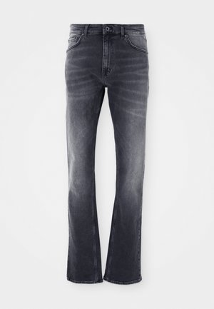 Jeans de mezclilla gris con un diseño de pierna acampanada, que presentan un acabado ligeramente deslavado, cinco bolsillos y un cierre frontal con botón.