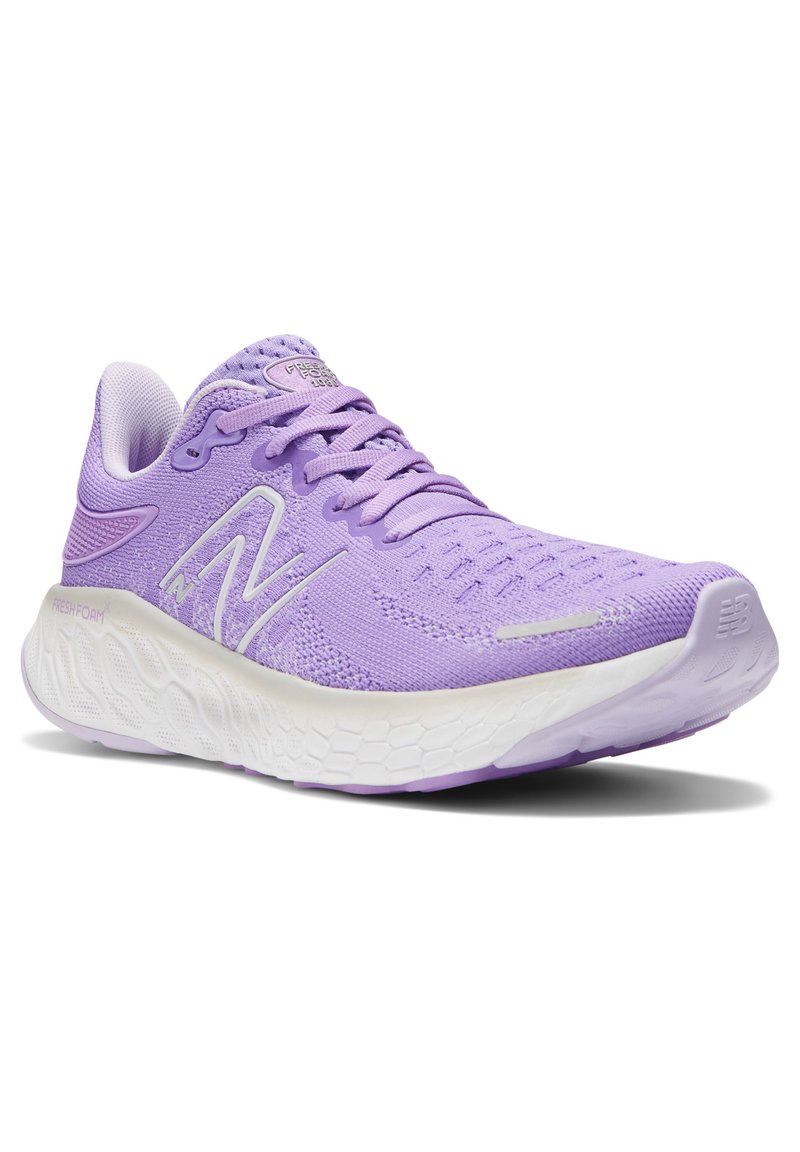 Zapatilla deportiva de color púrpura claro, hecha de malla transpirable con una superficie texturizada, que cuenta con una suela blanca acolchada y un diseño de cordones.