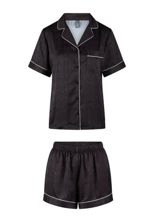 Zwart satijnen pyjama set met een kort mouwen top met een borstzak, en bijpassende shorts met een elastische tailleband. Witte biesaccenten.