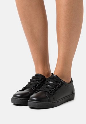 Trainers - black
