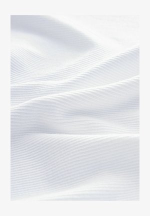 Struktureret hvidt stof med subtile lodrette ribben, der viser bløde bølger og en glat overflade. Ideel til forskellige tekstilapplikationer.