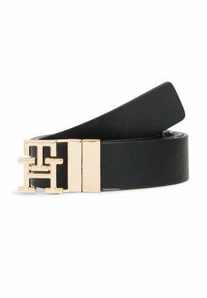 Sort læderbælte rullet sammen med en skinnende guldbæltespænde formet som et stort bogstav "H" på en hvid baggrund.