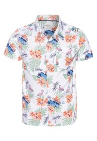 Koszula z krótkim rękawem na białym tle, z wzorami kwiatowymi i liśćmi palmowymi w kolorze pomarańczowym i zielonym, z niebieskimi pojazdami i różowymi flamingami.