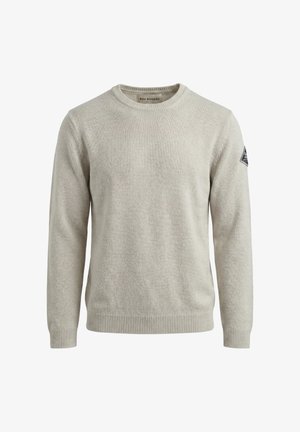 Maglione beige chiaro a maniche lunghe con scollo rotondo, polsini e orlo a coste, caratterizzato da un piccolo logo a toppa sulla parte superiore sinistra della manica.