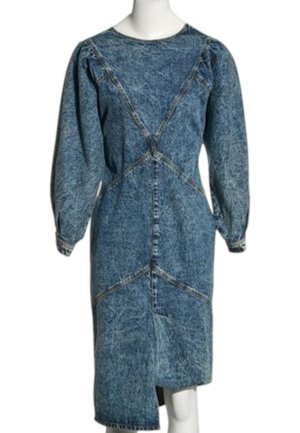 Denim midikjole med puffede lange ærmer, rund halsudskæring og diagonale sømdetaljer, der skaber geometriske mønstre foran.