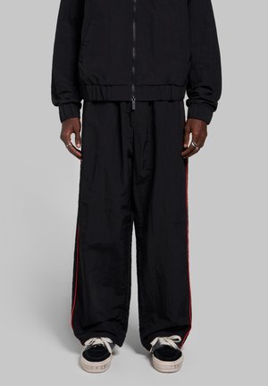 WRSTBHVR, WRSTBHVR PANTS JALE PANTS - Pantalon de survêtement - black beauty  cherry tomato