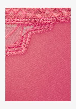 Roosa kangas tekstuurse disainiga, mille servades on pitsdetailid, esitleb keerulisi mustreid ja pehmet, siledat pinda.