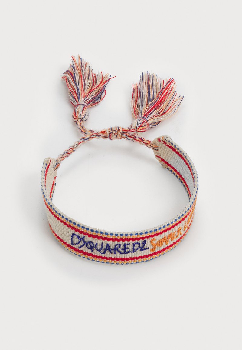 Bracelet tissé en beige, rouge et bleu. Il présente une broderie "DSQUARED2" et "SUMMER", deux pompons colorés et une forme circulaire.