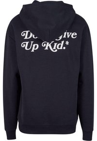 Sweat à capuche noir avec un texte blanc au dos affichant "Don't Give Up Kid." dans une police cursive et en gras.