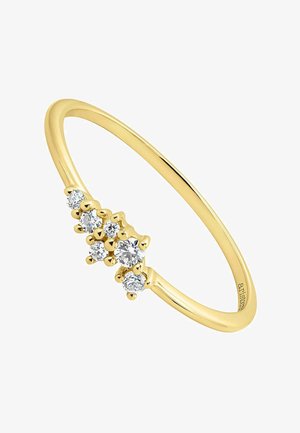 Anillo de oro con cinco diamantes redondos dispuestos en un diseño en grupo; superficie lisa y pulida con una banda delgada y redondeada.