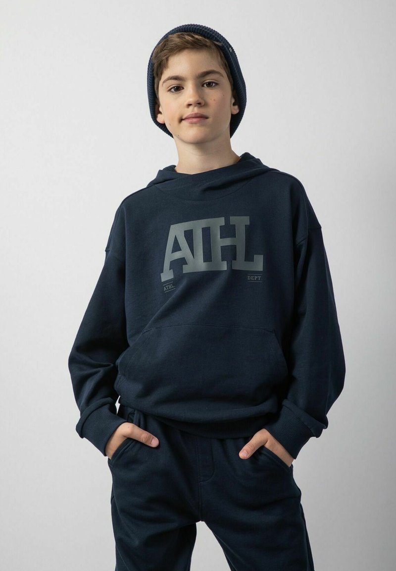 Granatowa bluza z kapturem z dużym szarym logo "ATHL", długie rękawy, kieszeń z przodu oraz regulowany kaptur, zestawiona z pasującymi granatowymi spodniami.