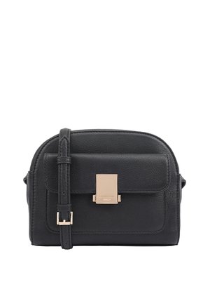 Schwarze Leder-Umhängetasche mit Frontklappe, goldfarbenem Verschluss und verstellbarem Schulterriemen vor weißem Hintergrund.