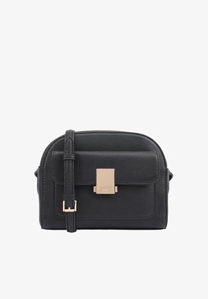 Schwarze Leder-Umhängetasche mit Frontklappe, goldfarbenem Verschluss und verstellbarem Schulterriemen vor weißem Hintergrund.