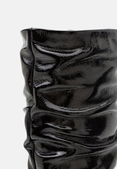 Must mustleather saapad, millel on tekstureeritud, volditud disain, särav ja kortsus pind ning kõrge, struktureeritud kuju.