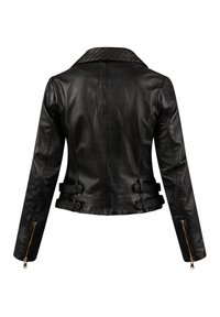 Schwarze Lederjacke mit geflochtenem Kragen, asymmetrischem Schnitt, Reißverschluss-Akzenten an den Ärmeln und doppelten Seitenriemen zur Detailgestaltung.