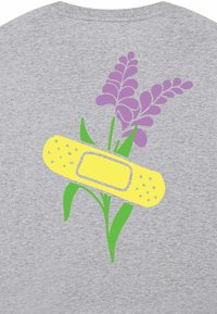 Grijze stof met een afbeelding van een gele pleister verweven met groene bladeren en paarse bloemen.