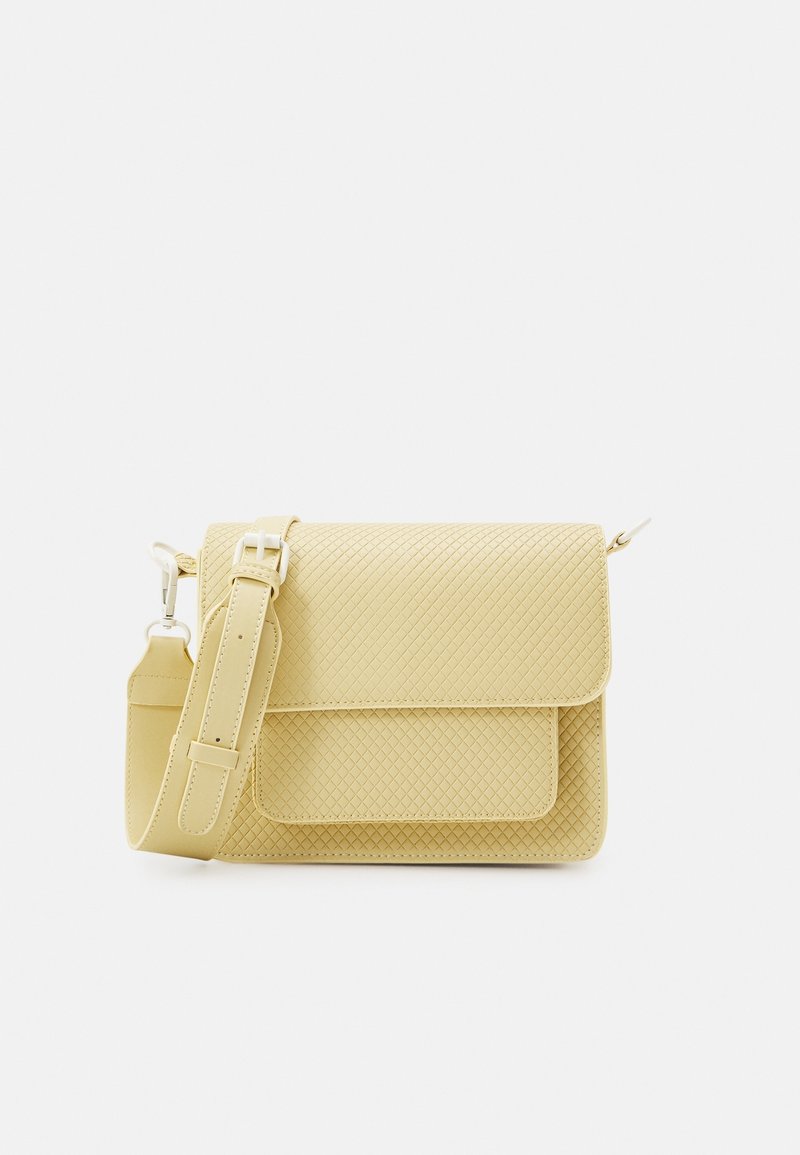 Borsa a tracolla gialla con motivo, realizzata in materiale testurizzato, caratterizzata da un patta con chiusura magnetica e una tracolla regolabile.