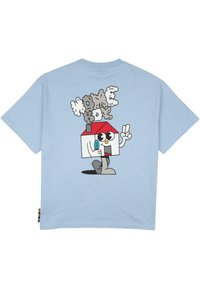 Tricou bleu deschis cu un personaj de desen animat asemănător unei case, având un acoperiș roșu, ochi mari și un semn de pace, imprimate pe spate.