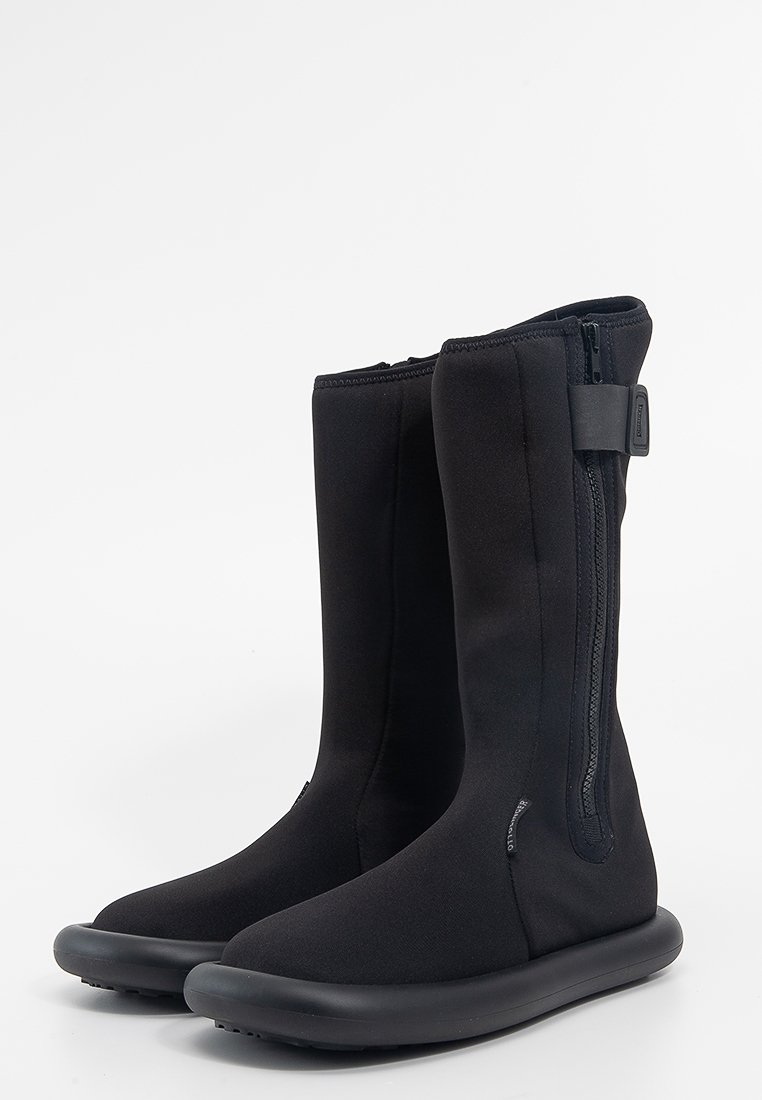 Czarne, za kolano botki wykonane z miękkiego, elastycznego materiału, z bocznym zamkiem błyskawicznym i płaską gumową podeszwą. Gładka faktura, minimalistyczny design.