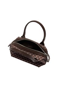 Brązowa torebka w geometryczny wzór, z skórzanymi akcentami, otwierana na górze za pomocą zamka błyskawicznego i posiadająca krótki uchwyt. Ma chropowatą powierzchnię.