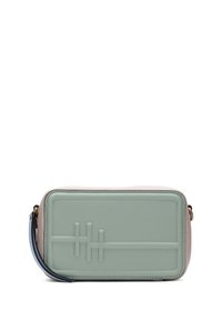Obdélníková crossbody taška z texturované mátově zelené kůže s růžovými akcenty, zdobená geometrickým embosovaným designem a modrým popruhem na ruku.