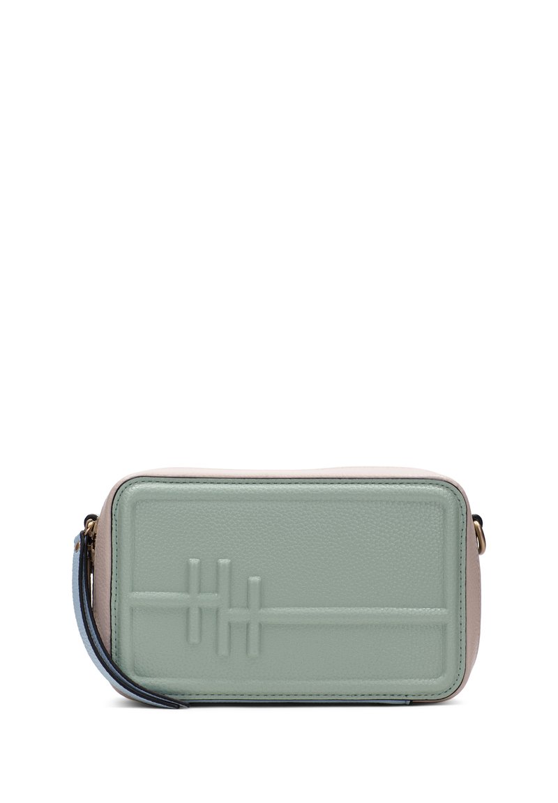 Obdélníková crossbody taška z texturované mátově zelené kůže s růžovými akcenty, zdobená geometrickým embosovaným designem a modrým popruhem na ruku.