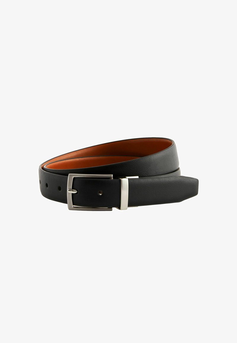 Ceinture en cuir noir avec une texture lisse et une boucle en métal argenté. Le côté intérieur présente une accentuation marron. Comprend des trous pour un ajustement de la taille.