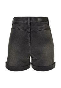 Tumši pelēki džinsa šorti ar augstu jostasvietu, malu locījumiem un ādas logo uz aizmugurējās jostas. Gluda tekstūra, klasiskā dizaina.