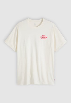 Hvid T-shirt med korte ærmer og rød "Levi Strauss & Company"-logo på venstre bryst, lagt fladt på en lysegrå baggrund.