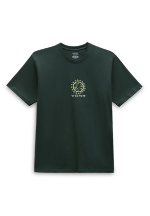 T-shirt Vans vert foncé avec un petit graphique jaune représentant le soleil et la terre au-dessus du logo Vans sur la poitrine.