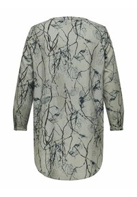 Chemise à manches longues en tissu vert clair ornée d'un imprimé inspiré de la nature en bleu foncé représentant des branches et des feuilles, avec un ourlet arrondi et une coupe décontractée.