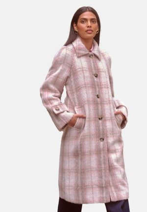 Manteau à carreaux rose et blanc avec col, fermeture à boutons et poches latérales, fabriqué en tissu texturé. Conçu pour un ajustement décontracté.