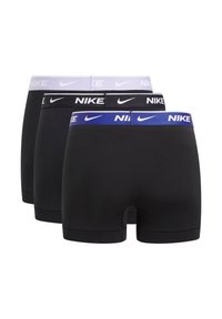 Drei Paare von Herren Nike Boxershorts. Schwarzer Stoff mit kontrastierenden elastischen Taillenbändern in Schwarz, Weiß und Blau. Glatte Textur, figurbetontes Design.