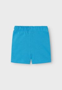 Blaue Baumwollshorts mit elastischem Bund, mit glatter Textur und schlichtem Design, über dem Knie geschnitten.