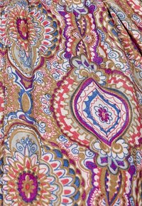 Patroonstof met bloem- en paisleymotieven in goud, roze, blauw en wit. Gladde textuur met ingewikkelde details en levendige kleuren.