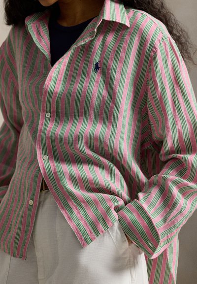 Ριγέ πουκάμισο από λινό με ροζ και πράσινες ρίγες, κούμπωμα με κουμπιά και γιακά. Κεντημένο λογότυπο στο αριστερό στήθος. Χαλαρή εφαρμογή.