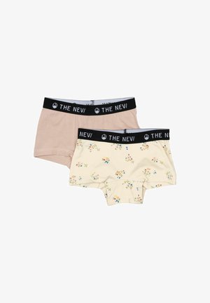 Kaks paari puuvillaseid bokserpükse; üks ühtlane helesinine, teine koorevärvi lillemustriga. Mõlemal on must elastne vöökoht, millel on "THE NEVI" logo.