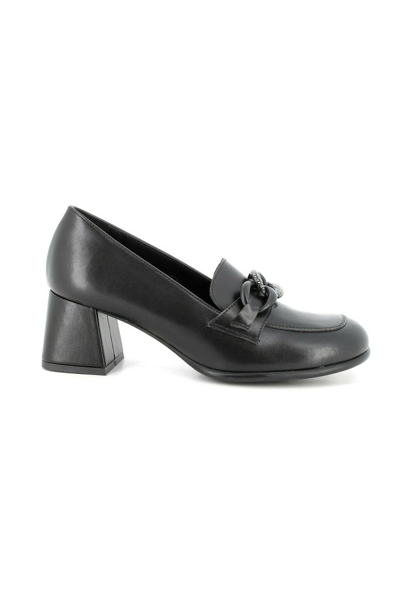 Scarpa nera in pelle con tacco quadrato. Presenta un fiocco decorativo e dettagli cuciti nella zona della punta. Finitura liscia.