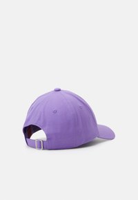 Fialová bavlněná kšiltovka s prohnutým kšiltem, zadním nastavitelným popruhem a knoflíkem nahoře. Hladká textura a minimální design.