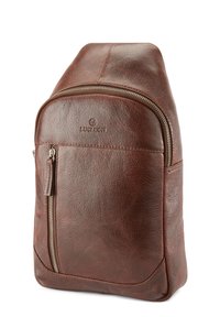 Sac à dos en cuir marron avec un sommet arrondi, surface texturée, poche zippée à l'avant, fermeture éclair sur le côté et logo gravé à l'avant.