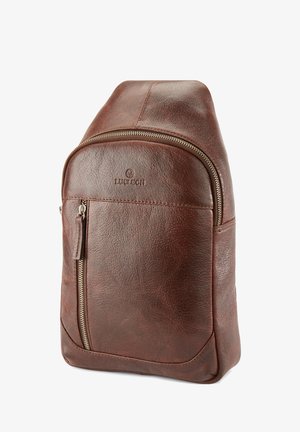 Rudas odinis kuprinis krepšys su apvalia viršūne, tekstūruota paviršiumi, priekinė zip kišenė, šoninė užtrauktuko kišenė ir išgraviruotas logotipas priekyje.