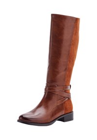 Bota de cuero marrón hasta la rodilla que presenta un panel lateral de ante, un detalle de correa enroscada y un tacón bajo y cuadrado. Acabados suaves y texturizados.