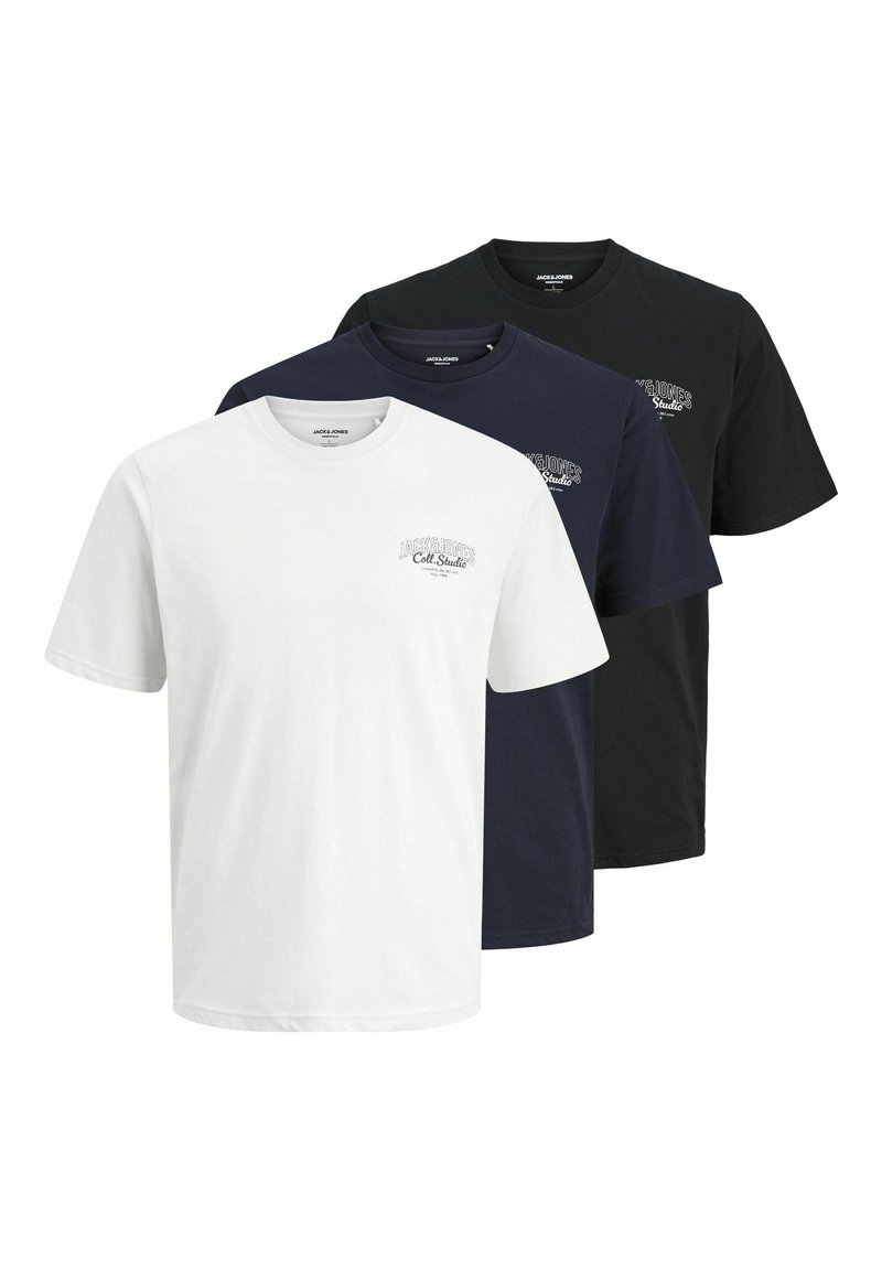 Tres camisetas de algodón en blanco, marino y negro. Cada una tiene un cuello redondo y mangas cortas, con un pequeño logotipo en el lado izquierdo del pecho.