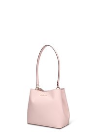 Sac cabas en cuir synthétique rose avec une texture lisse, une seule poignée longue et une quincaillerie dorée ornée d'un logo de marque discret.