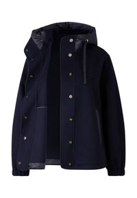 Granatowa kurtka polarowa z kapturem, złotymi zatrzaskami i czarną podszewką. Posiada kieszeń boczną i regulowany sznurek.